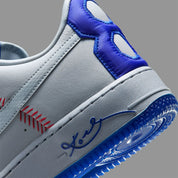 Nike Air Force 1 Low Protro Kobe Bryant Dodgers, sneaker Nike Air Force 1 basse dédiée à Kobe Bryant avec détails inspirés des Los Angeles Dodgers.