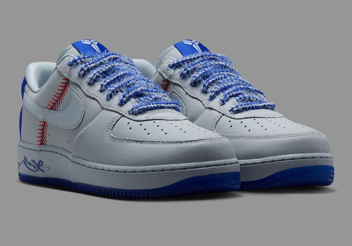 Nike Air Force 1 Low Protro Kobe Bryant Dodgers, sneaker Nike Air Force 1 basse dédiée à Kobe Bryant avec détails inspirés des Los Angeles Dodgers.