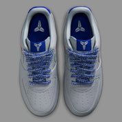 Nike Air Force 1 Low Protro Kobe Bryant Dodgers, sneaker Nike Air Force 1 basse dédiée à Kobe Bryant avec détails inspirés des Los Angeles Dodgers.