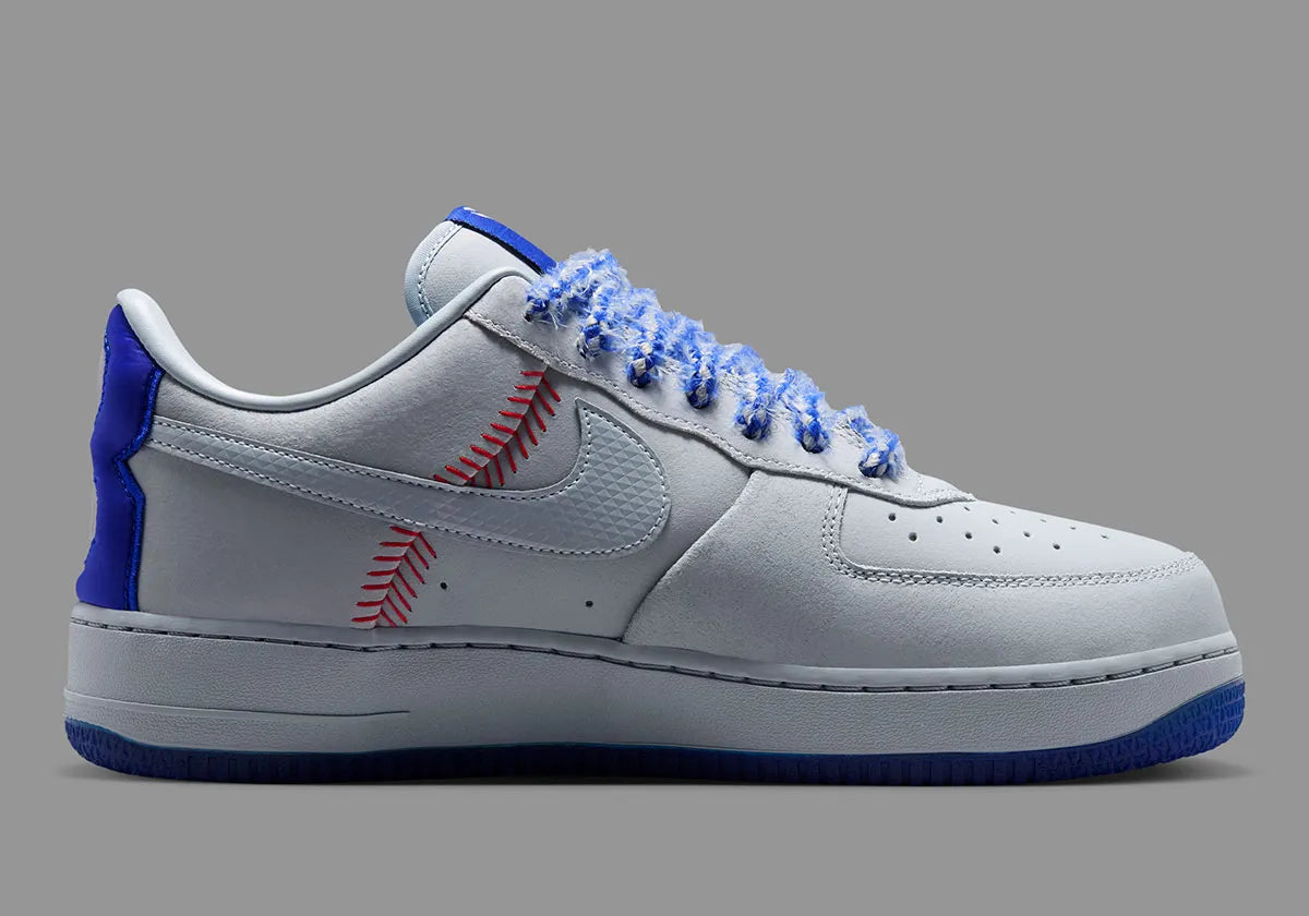 Nike Air Force 1 Low Protro Kobe Bryant Dodgers, sneaker Nike Air Force 1 basse dédiée à Kobe Bryant avec détails inspirés des Los Angeles Dodgers.