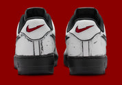 Nike Air Force 1 Low Scream Ghostface IV6350-121 en cuir blanc avec détails noirs griffés, Swoosh lacérés et dubrae téléphone Scream.