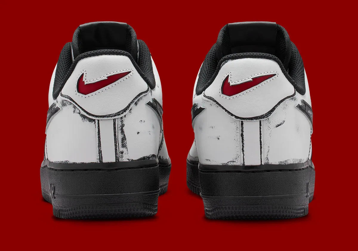 Nike Air Force 1 Low Scream Ghostface IV6350-121 en cuir blanc avec détails noirs griffés, Swoosh lacérés et dubrae téléphone Scream.