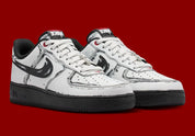 Nike Air Force 1 Low Scream Ghostface IV6350-121 en cuir blanc avec détails noirs griffés, Swoosh lacérés et dubrae téléphone Scream.