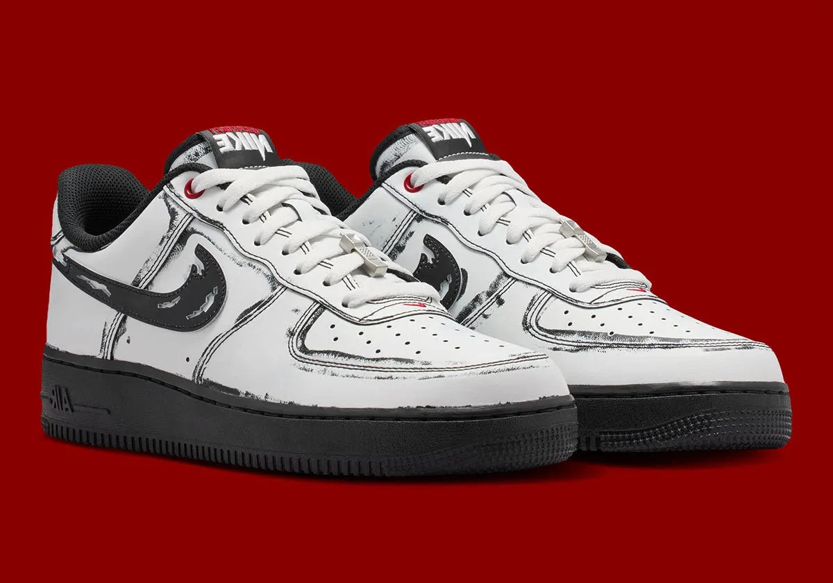Nike Air Force 1 Low Scream Ghostface IV6350-121 en cuir blanc avec détails noirs griffés, Swoosh lacérés et dubrae téléphone Scream.