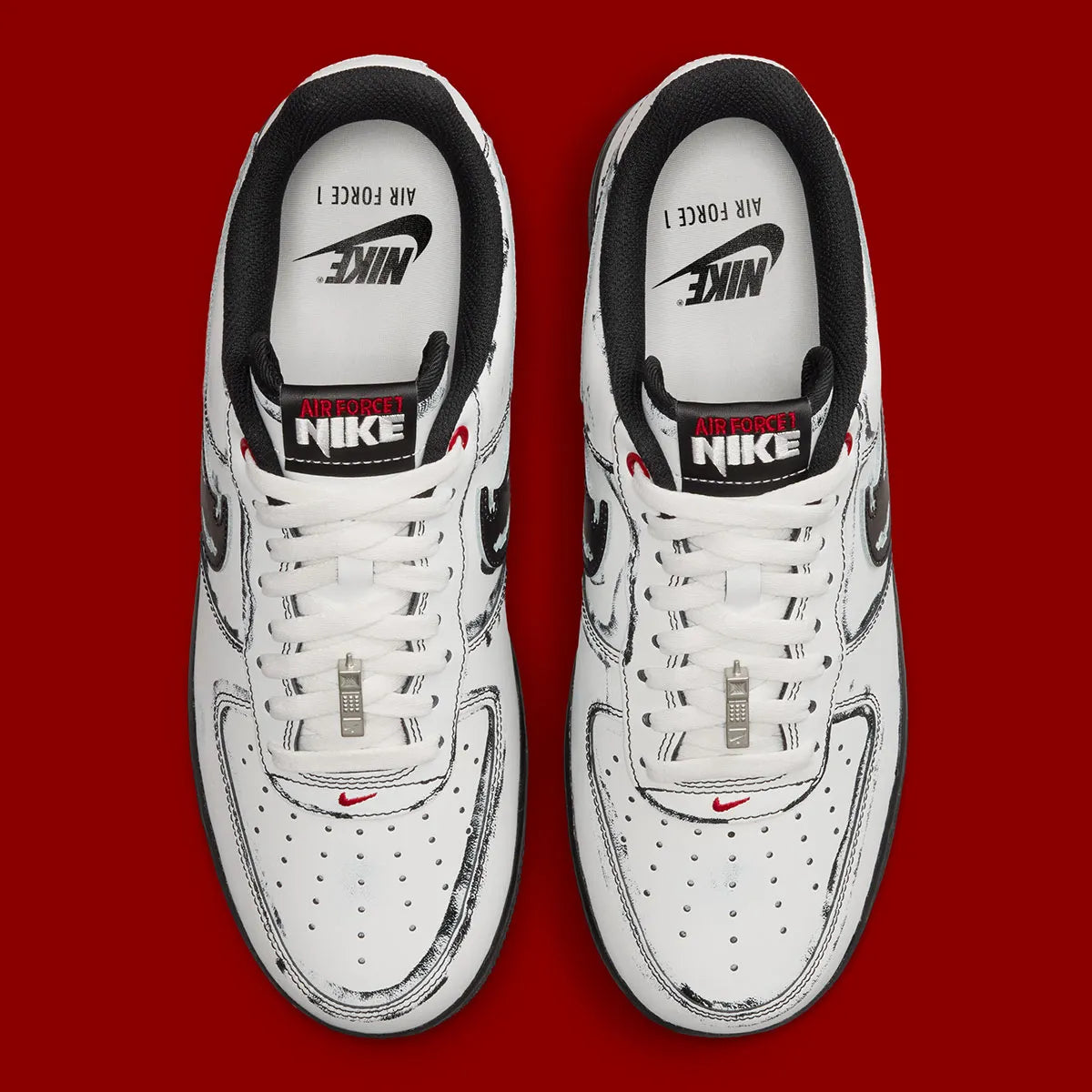 Nike Air Force 1 Low Scream Ghostface IV6350-121 en cuir blanc avec détails noirs griffés, Swoosh lacérés et dubrae téléphone Scream.
