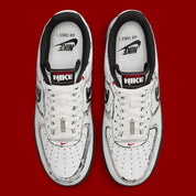 Nike Air Force 1 Low Scream Ghostface IV6350-121 en cuir blanc avec détails noirs griffés, Swoosh lacérés et dubrae téléphone Scream.