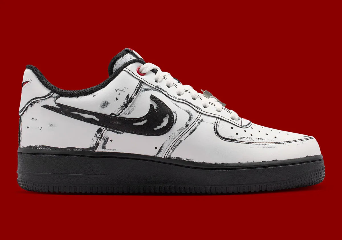 Nike Air Force 1 Low Scream Ghostface IV6350-121 en cuir blanc avec détails noirs griffés, Swoosh lacérés et dubrae téléphone Scream.