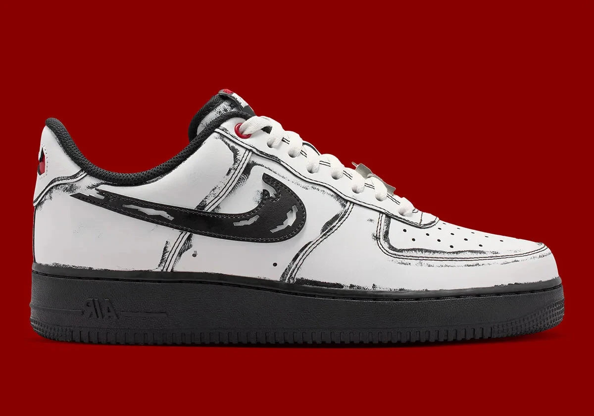 Nike Air Force 1 Low Scream Ghostface IV6350-121 en cuir blanc avec détails noirs griffés, Swoosh lacérés et dubrae téléphone Scream.
