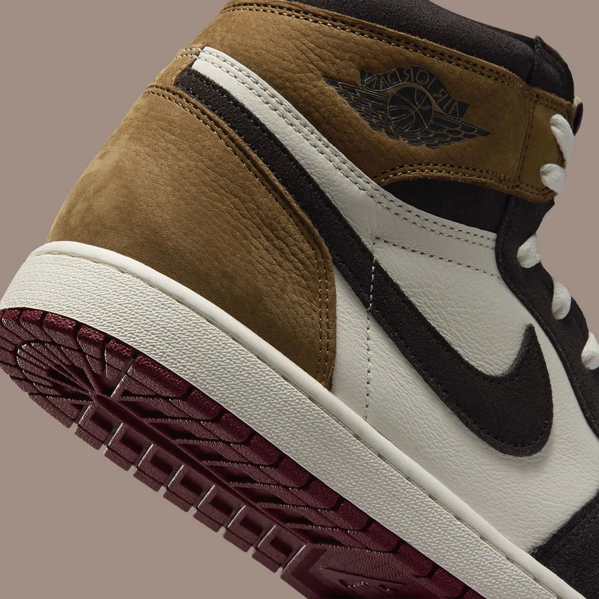 Vue zoomée sur les details arrières de la Air Jordan 1 Retro High OG Love Letter, sneaker montante Jordan Brand au design iconique avec finitions premium et silhouette intemporelle. 