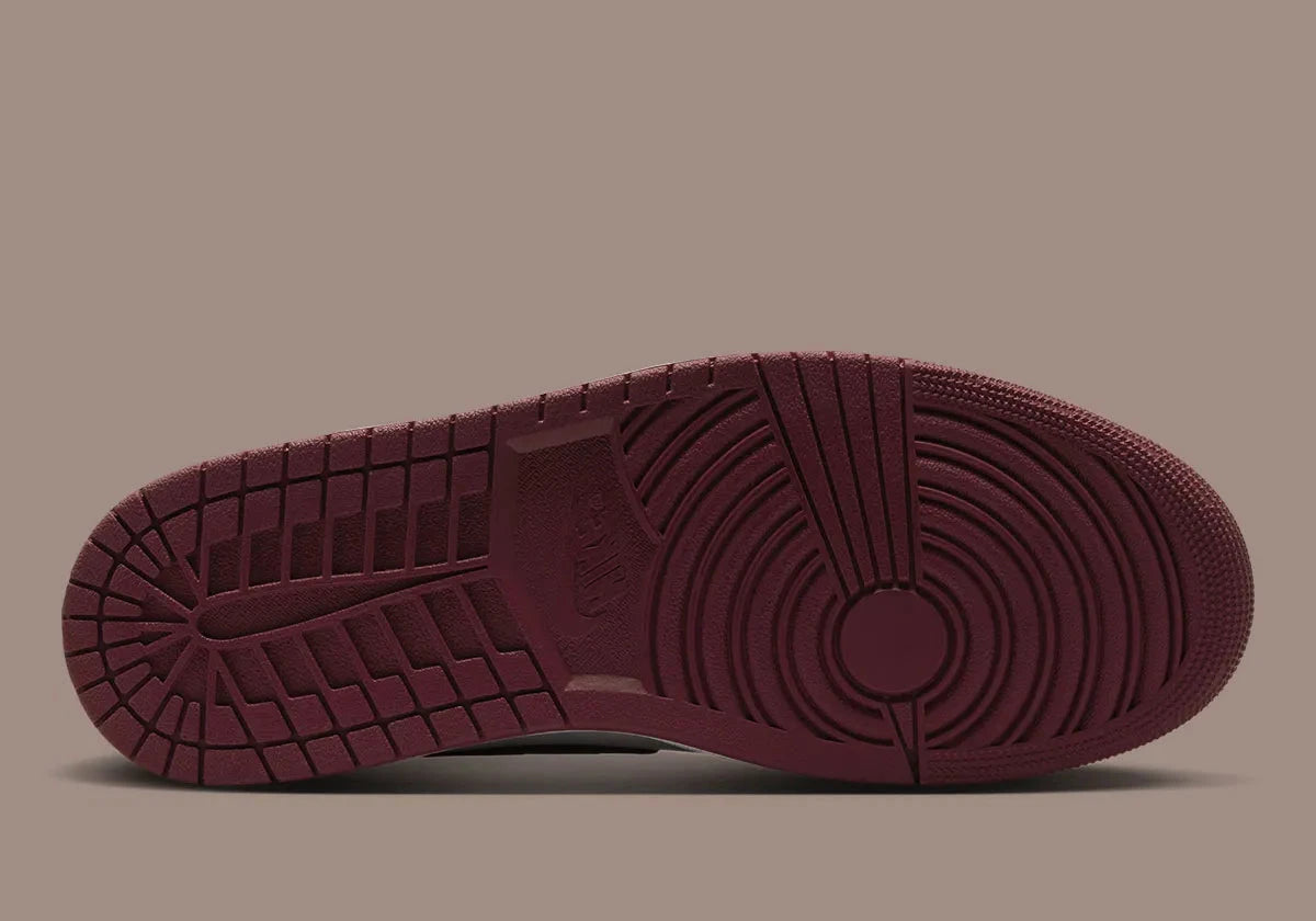 Air Jordan 1 Retro High OG Love Letter, sneaker montante Jordan Brand au design iconique avec finitions premium et silhouette intemporelle vue de dessous. 