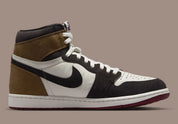 Air Jordan 1 Retro High OG Love Letter, sneaker montante Jordan Brand au design iconique avec finitions premium et silhouette intemporelle vue de profil intérieur. 