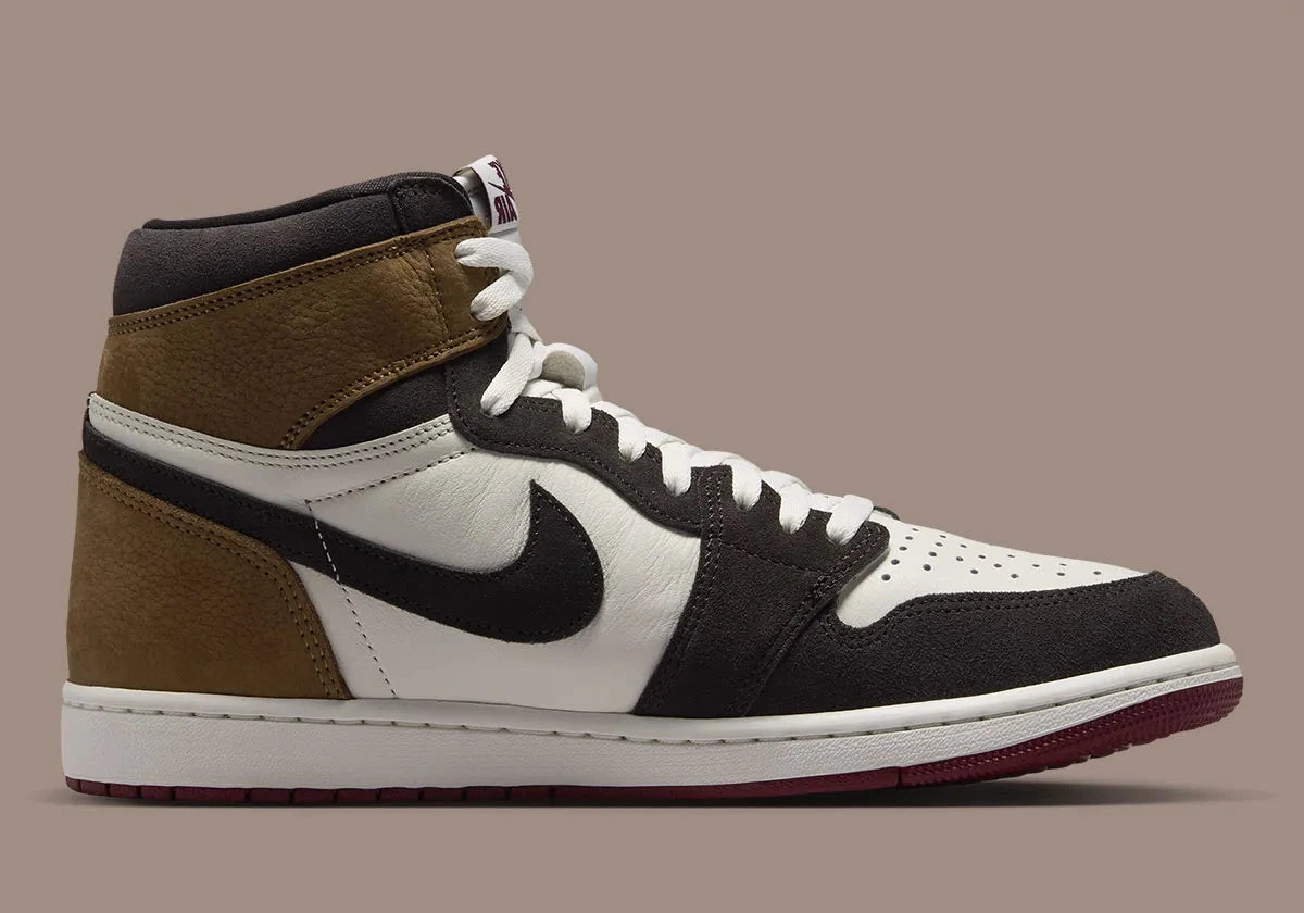 Air Jordan 1 Retro High OG Love Letter, sneaker montante Jordan Brand au design iconique avec finitions premium et silhouette intemporelle vue de profil intérieur. 