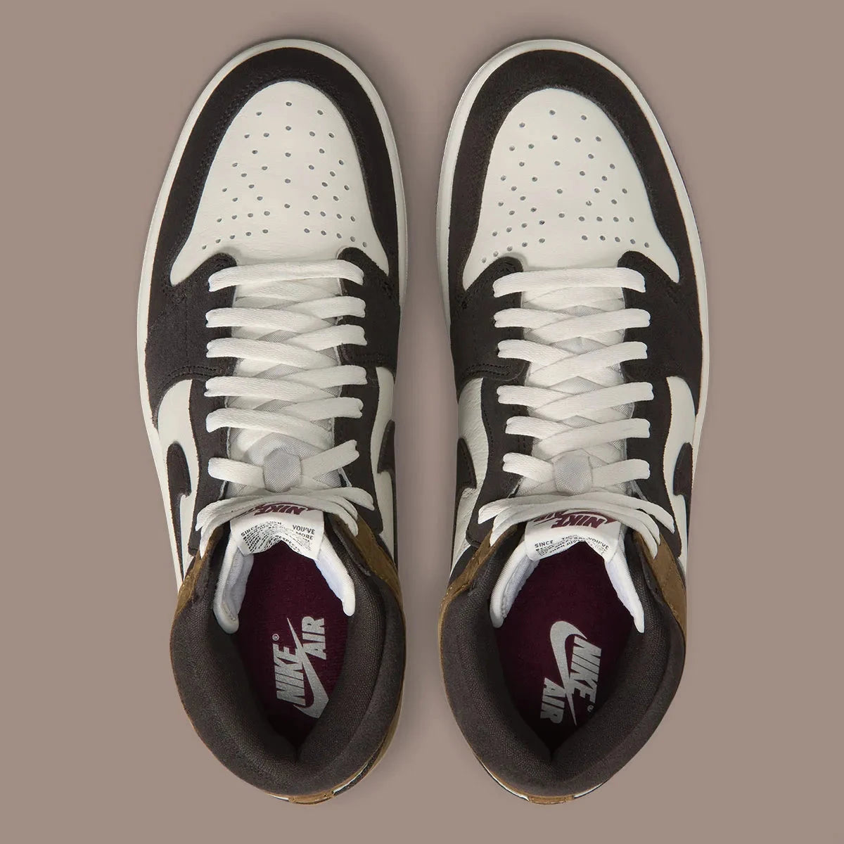 Air Jordan 1 Retro High OG Love Letter, sneaker montante Jordan Brand au design iconique avec finitions premium et silhouette intemporelle vue du dessus. 