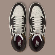 Air Jordan 1 Retro High OG Love Letter, sneaker montante Jordan Brand au design iconique avec finitions premium et silhouette intemporelle vue du dessus. 