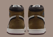 Air Jordan 1 Retro High OG Love Letter, sneaker montante Jordan Brand au design iconique avec finitions premium et silhouette intemporelle vue de derrière. 