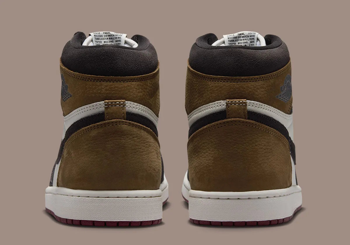 Air Jordan 1 Retro High OG Love Letter, sneaker montante Jordan Brand au design iconique avec finitions premium et silhouette intemporelle vue de derrière. 