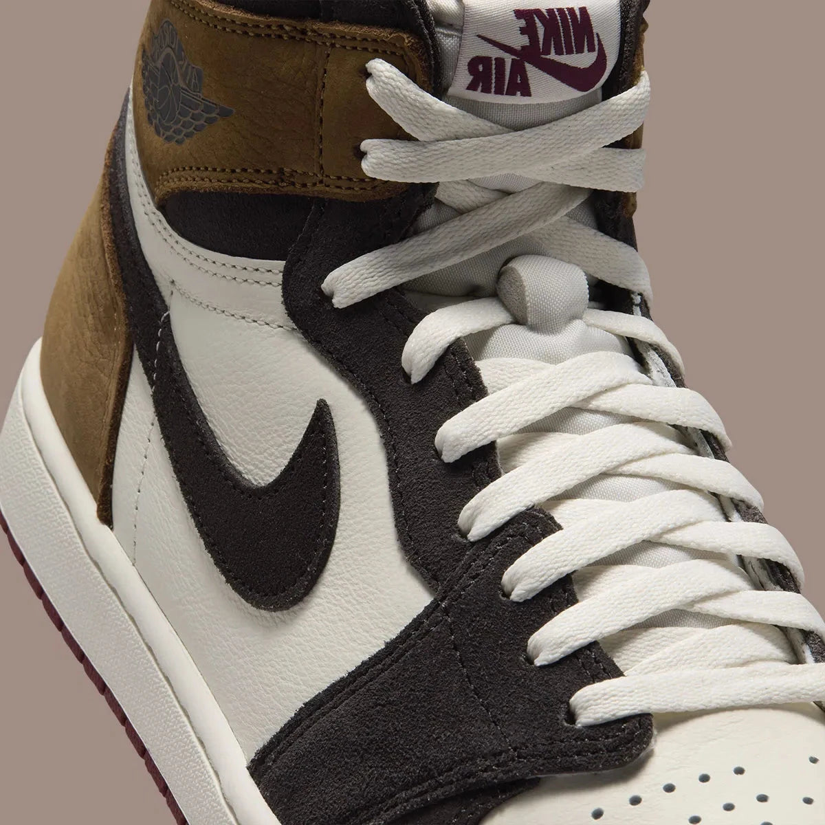 Vue zoomée sur les détails latéraux de la Air Jordan 1 Retro High OG Love Letter, sneaker montante Jordan Brand au design iconique avec finitions premium et silhouette intemporelle. 