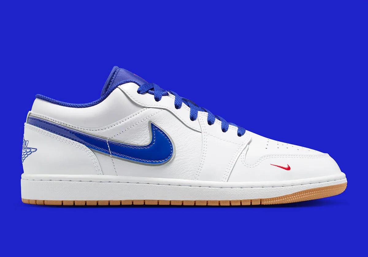 Sneakers Air Jordan 1 Low SE en cuir et suède, coloris bleu Dodgers et blanc, détails brodés signature et design lifestyle premium.