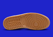 Sneakers Air Jordan 1 Low SE en cuir et suède, coloris bleu Dodgers et blanc, détails brodés signature et design lifestyle premium.