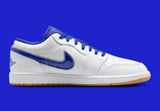 Sneakers Air Jordan 1 Low SE en cuir et suède, coloris bleu Dodgers et blanc, détails brodés signature et design lifestyle premium.