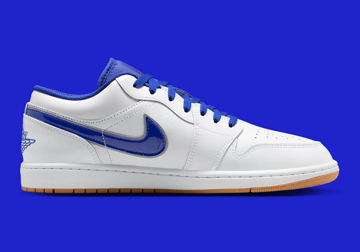 Sneakers Air Jordan 1 Low SE en cuir et suède, coloris bleu Dodgers et blanc, détails brodés signature et design lifestyle premium.