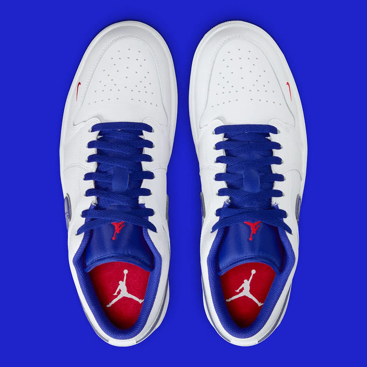 Sneakers Air Jordan 1 Low SE en cuir et suède, coloris bleu Dodgers et blanc, détails brodés signature et design lifestyle premium.