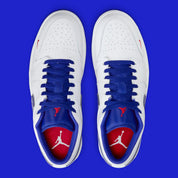 Sneakers Air Jordan 1 Low SE en cuir et suède, coloris bleu Dodgers et blanc, détails brodés signature et design lifestyle premium.