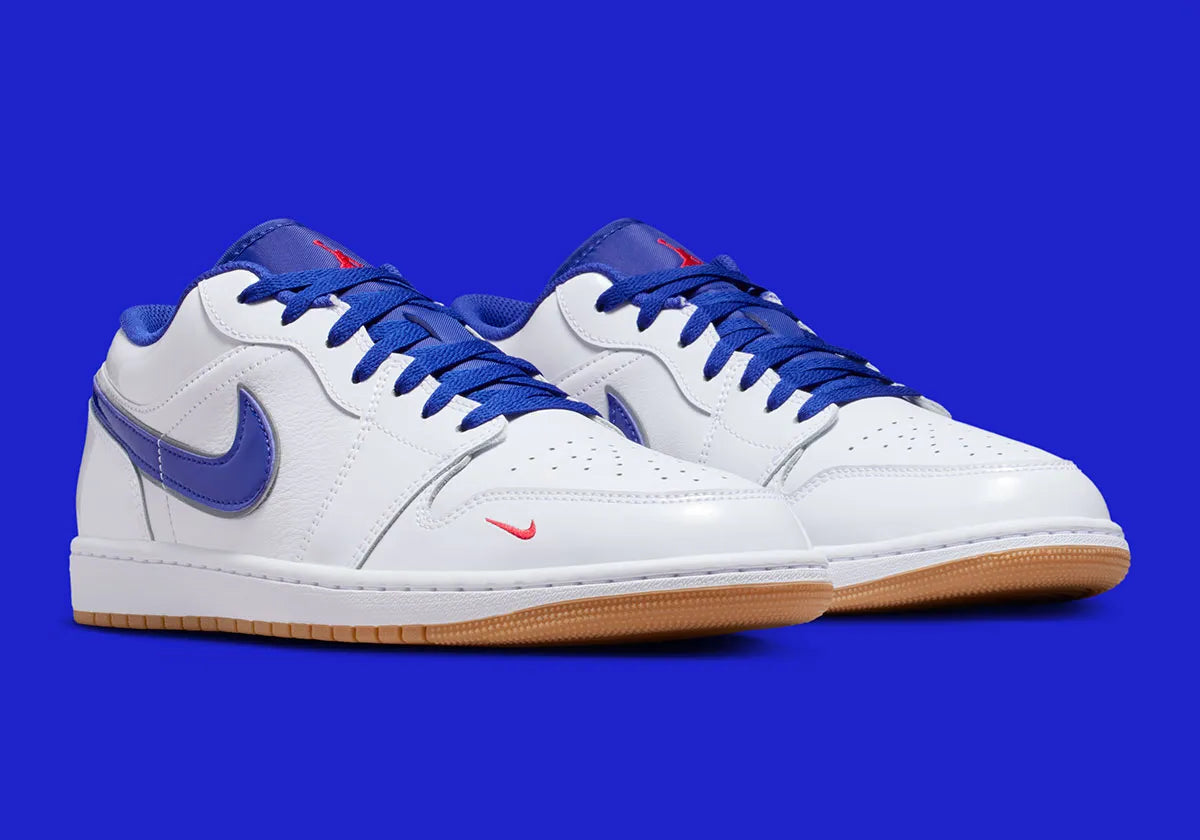 Sneakers Air Jordan 1 Low SE en cuir et suède, coloris bleu Dodgers et blanc, détails brodés signature et design lifestyle premium.