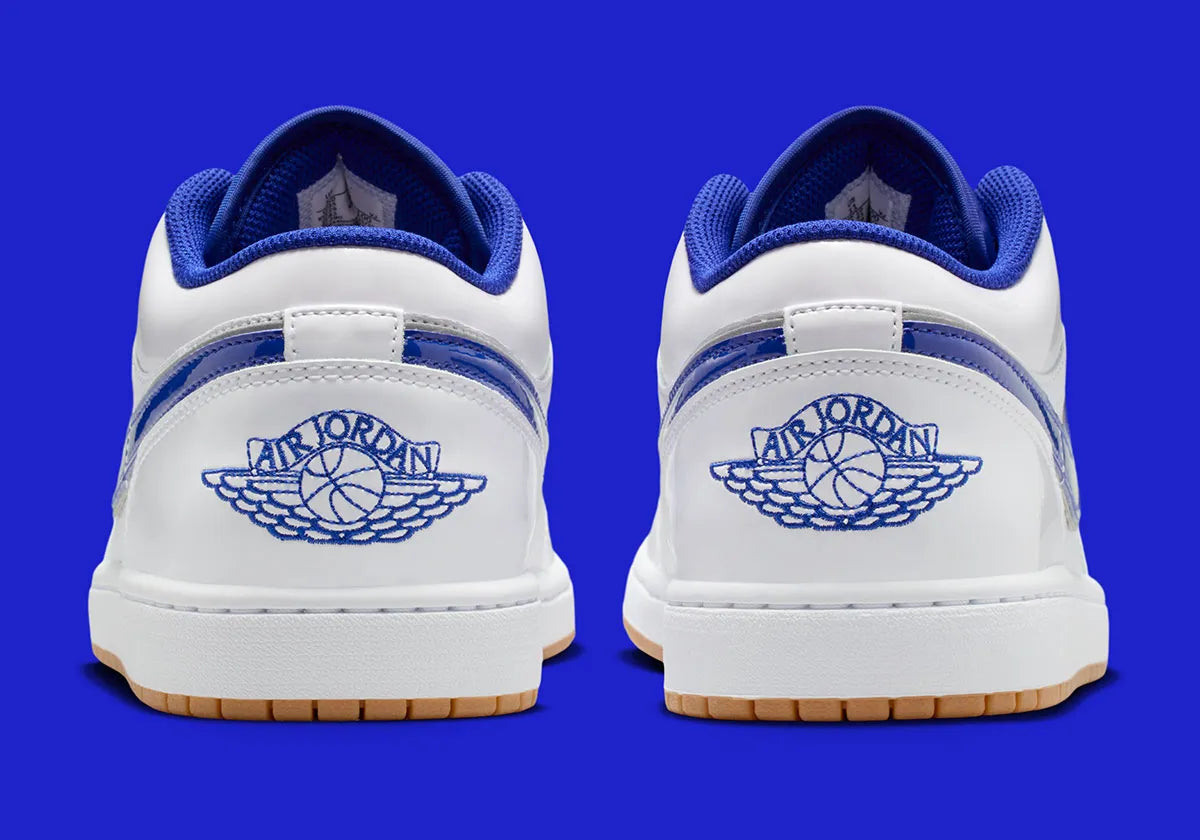 Sneakers Air Jordan 1 Low SE en cuir et suède, coloris bleu Dodgers et blanc, détails brodés signature et design lifestyle premium.