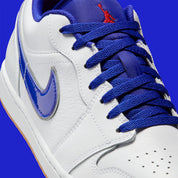 Sneakers Air Jordan 1 Low SE en cuir et suède, coloris bleu Dodgers et blanc, détails brodés signature et design lifestyle premium.