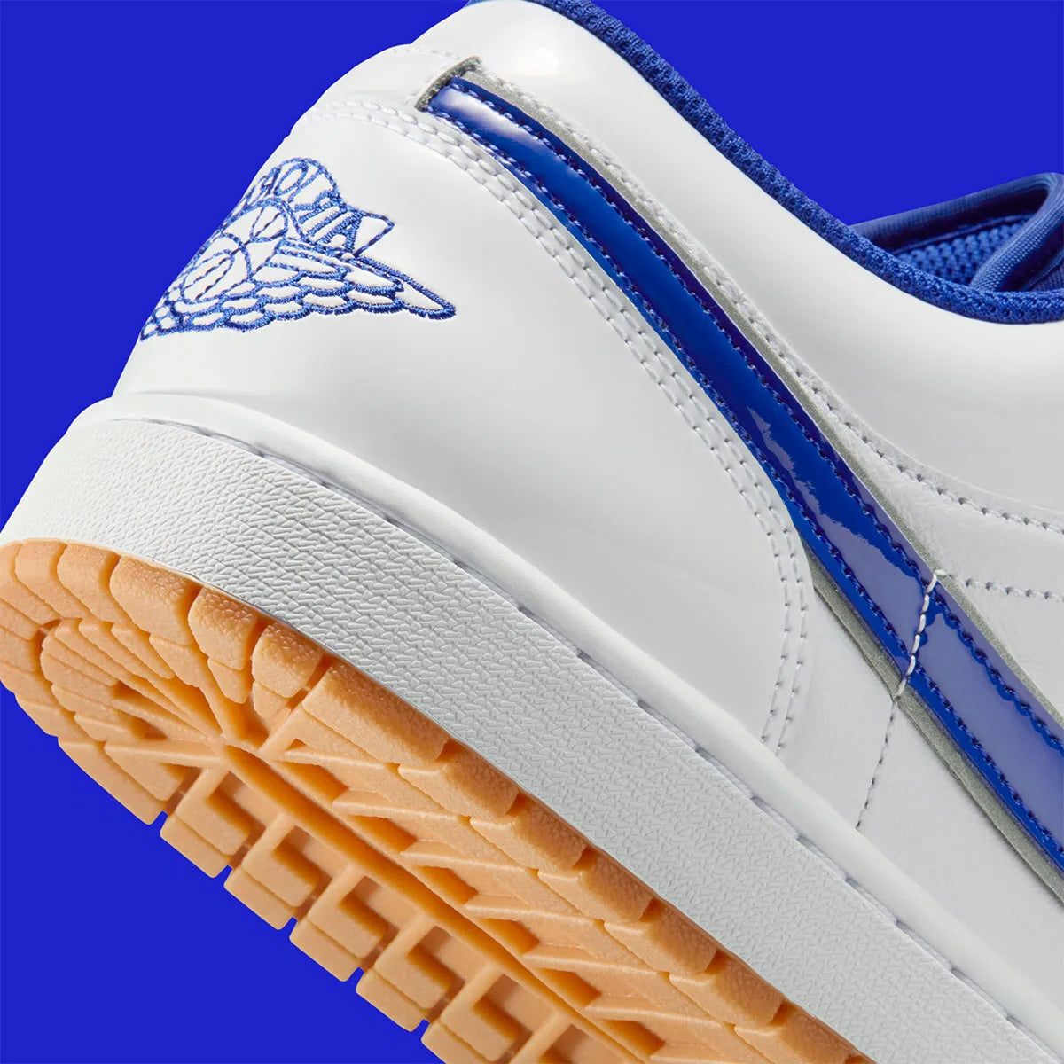Sneakers Air Jordan 1 Low SE en cuir et suède, coloris bleu Dodgers et blanc, détails brodés signature et design lifestyle premium.