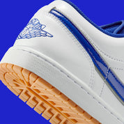 Sneakers Air Jordan 1 Low SE en cuir et suède, coloris bleu Dodgers et blanc, détails brodés signature et design lifestyle premium.