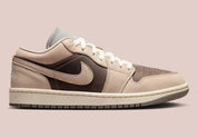 Air Jordan 1 Low SE Enigma Stone Pale Ivory gris pierre et ivoire en cuir premium avec Swoosh et logo Wings iconiques, vue de profil