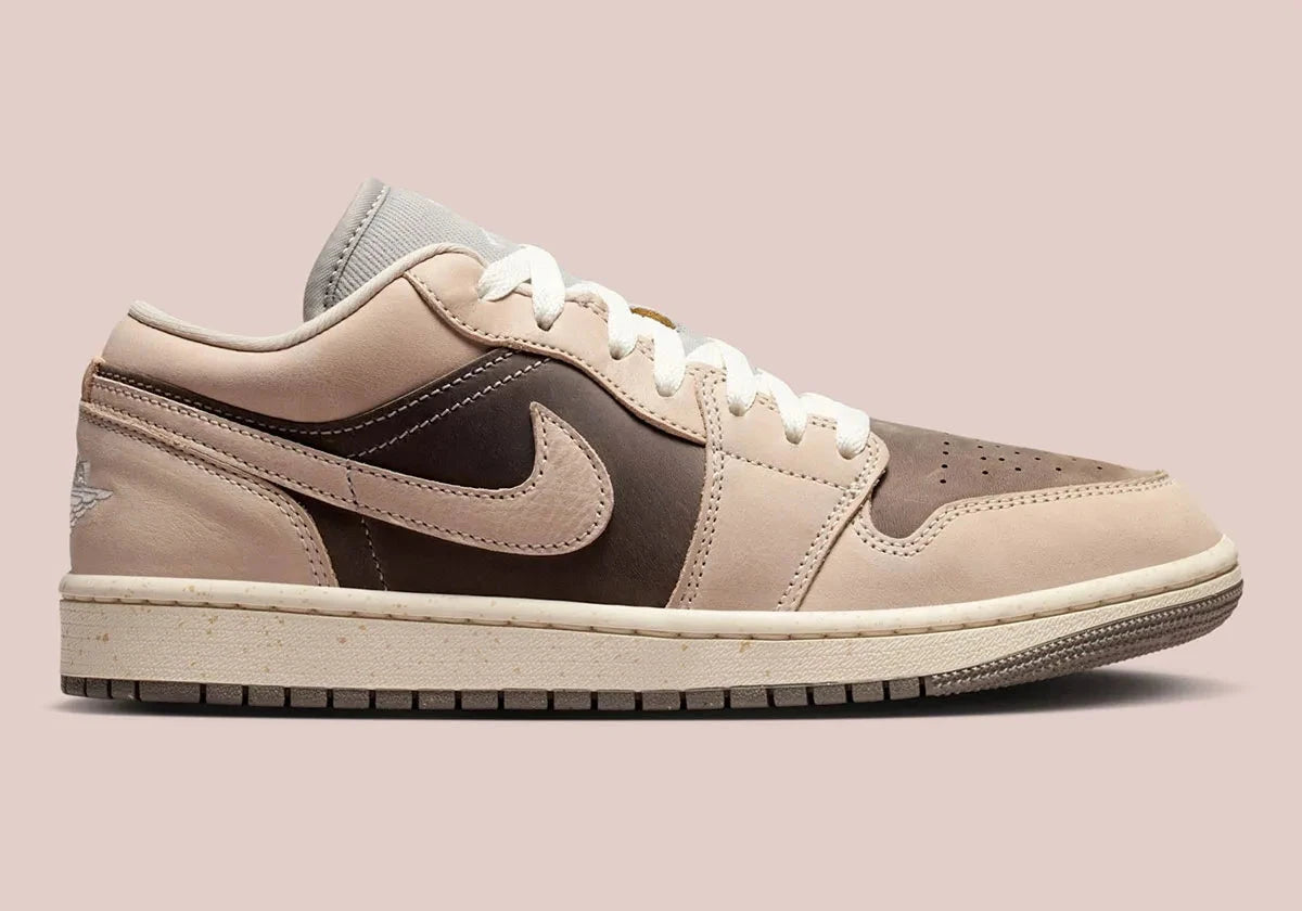 Air Jordan 1 Low SE Enigma Stone Pale Ivory gris pierre et ivoire en cuir premium avec Swoosh et logo Wings iconiques, vue de profil
