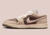 Air Jordan 1 Low SE Enigma Stone Pale Ivory gris pierre et ivoire en cuir premium avec Swoosh et logo Wings iconiques, vue de profil intérieur