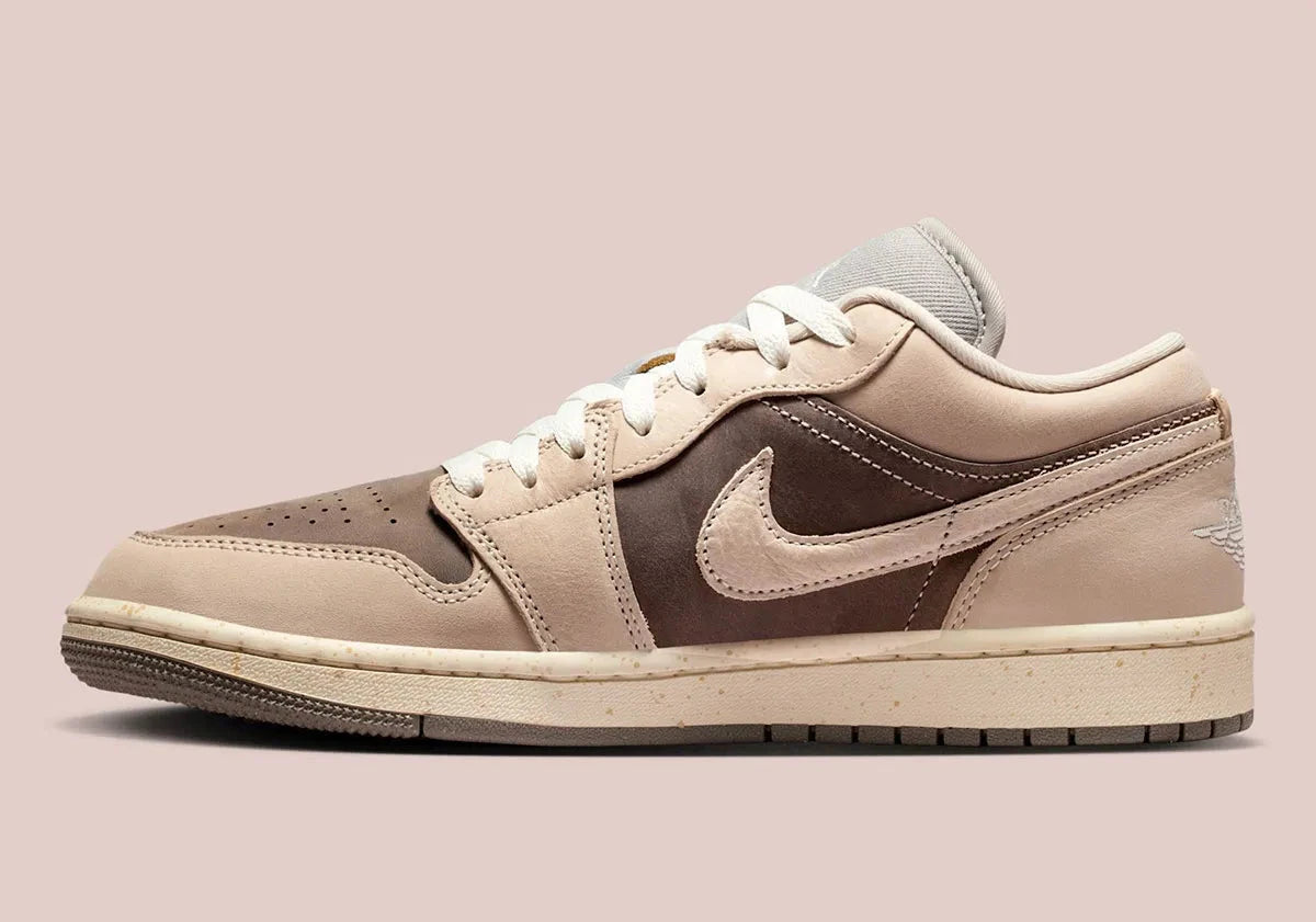 Air Jordan 1 Low SE Enigma Stone Pale Ivory gris pierre et ivoire en cuir premium avec Swoosh et logo Wings iconiques, vue de profil intérieur