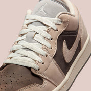 Air Jordan 1 Low SE Enigma Stone Pale Ivory gris pierre et ivoire en cuir premium avec Swoosh et logo Wings iconiques, zoom avant