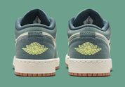 Air Jordan 1 Low SE We Outside en cuir premium avec Swoosh iconique, logo Wings et palette de couleurs vibrante, vue de derrière