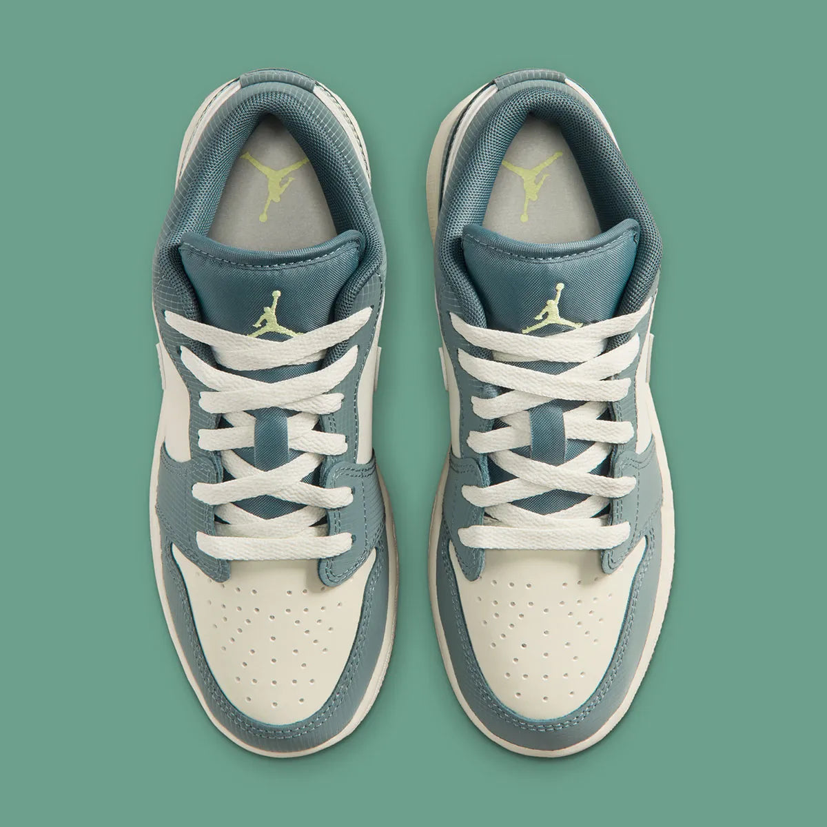 Air Jordan 1 Low SE We Outside en cuir premium avec Swoosh iconique, logo Wings et palette de couleurs vibrante, vue de dessus