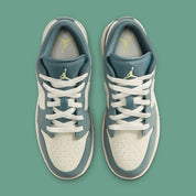 Air Jordan 1 Low SE We Outside en cuir premium avec Swoosh iconique, logo Wings et palette de couleurs vibrante, vue de dessus