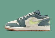 Air Jordan 1 Low SE We Outside en cuir premium avec Swoosh iconique, logo Wings et palette de couleurs vibrante, vue de profil intérieur