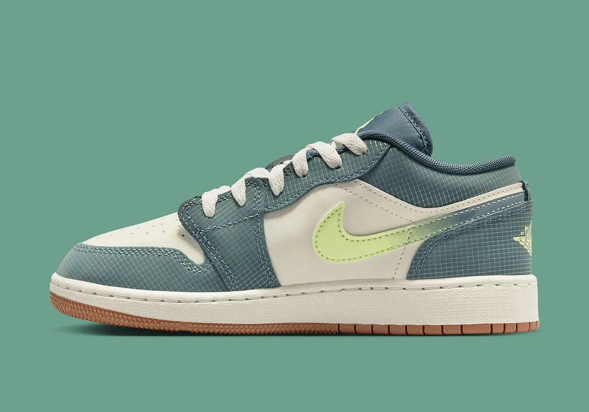 Air Jordan 1 Low SE We Outside en cuir premium avec Swoosh iconique, logo Wings et palette de couleurs vibrante, vue de profil intérieur