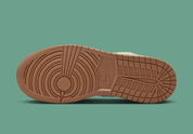 Air Jordan 1 Low SE We Outside en cuir premium avec Swoosh iconique, logo Wings et palette de couleurs vibrante, vue semelle