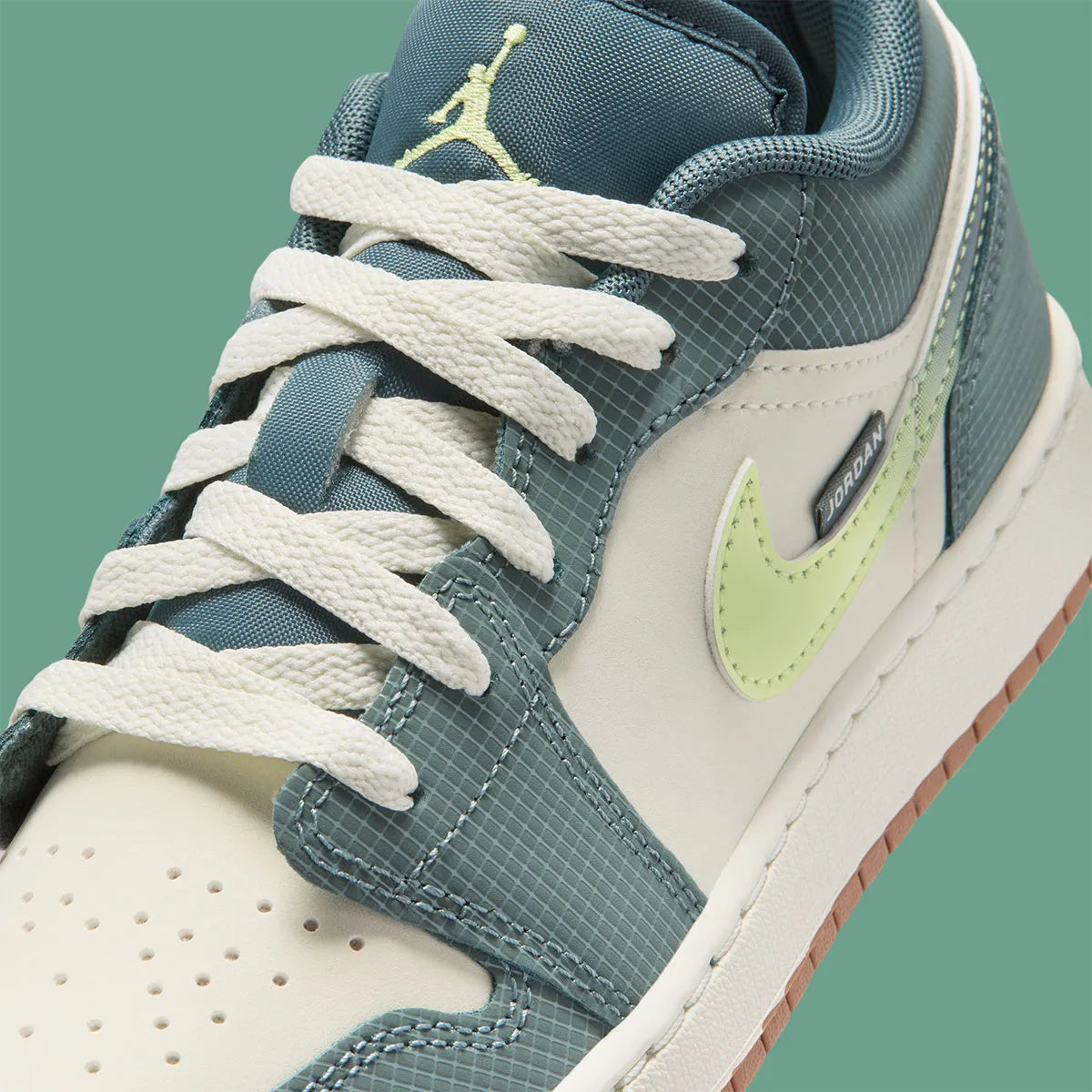 Air Jordan 1 Low SE We Outside en cuir premium avec Swoosh iconique, logo Wings et palette de couleurs vibrante, zoom avant