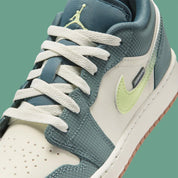 Air Jordan 1 Low SE We Outside en cuir premium avec Swoosh iconique, logo Wings et palette de couleurs vibrante, zoom avant