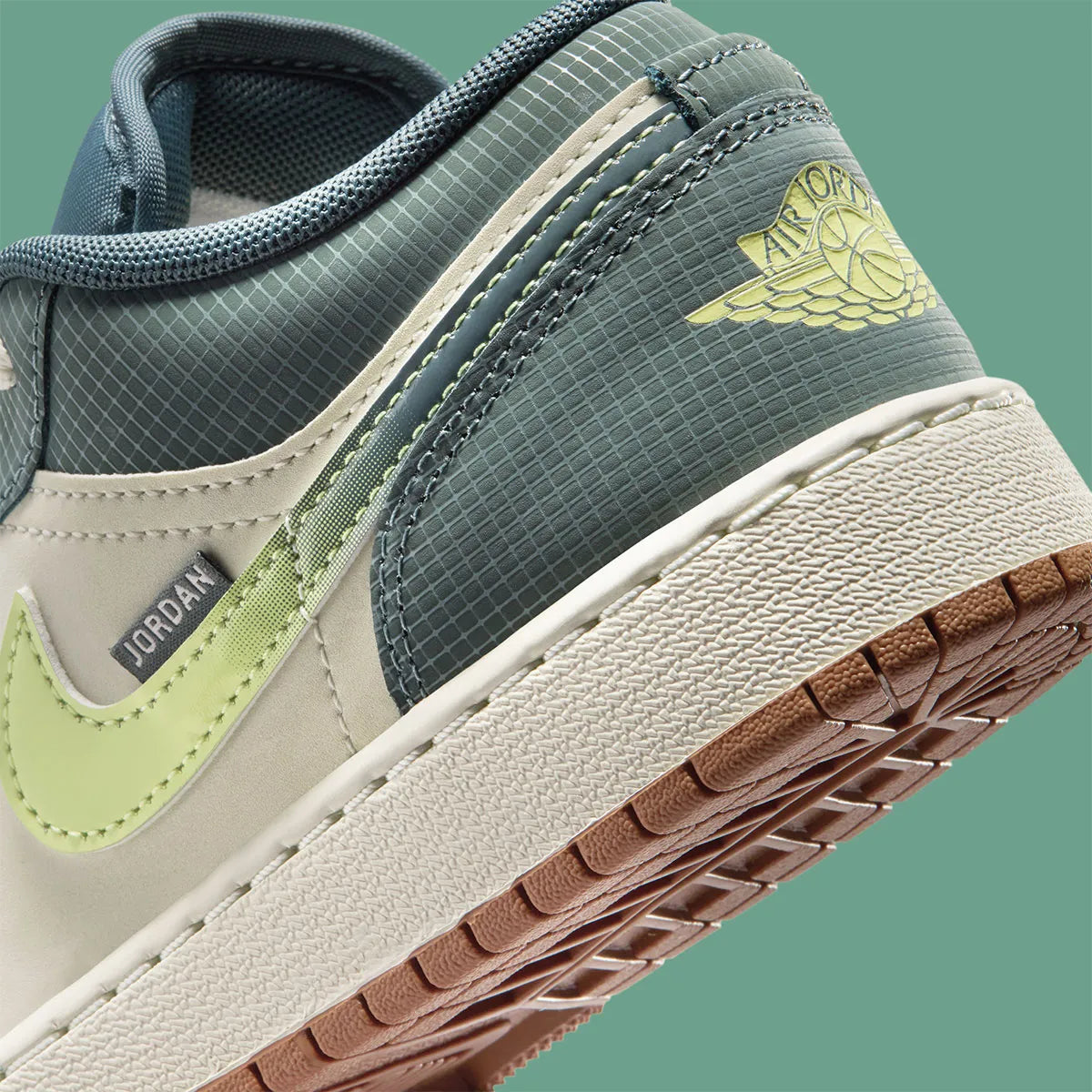 Air Jordan 1 Low SE We Outside en cuir premium avec Swoosh iconique, logo Wings et palette de couleurs vibrante, zoom arrière de la chaussure
