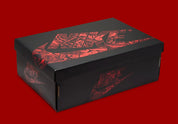Air Jordan 1 Retro Low OG Laser Black University Red, sneaker noire en cuir gravé au laser avec détails marron, talon rouge et semelle blanche.