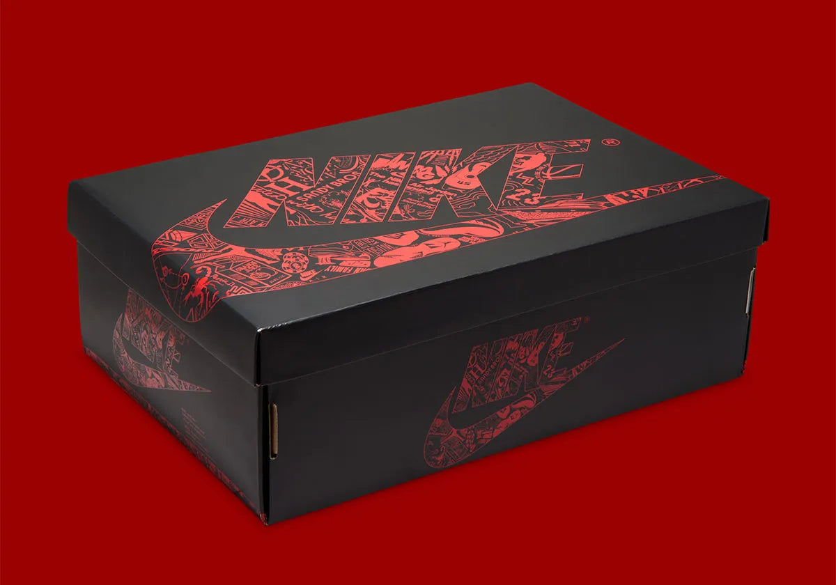 Air Jordan 1 Retro Low OG Laser Black University Red, sneaker noire en cuir gravé au laser avec détails marron, talon rouge et semelle blanche.