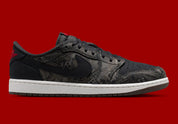 Air Jordan 1 Retro Low OG Laser Black University Red, sneaker noire en cuir gravé au laser avec détails marron, talon rouge et semelle blanche.