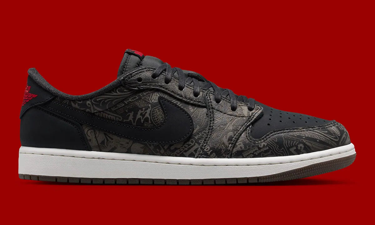 Air Jordan 1 Retro Low OG Laser Black University Red, sneaker noire en cuir gravé au laser avec détails marron, talon rouge et semelle blanche.